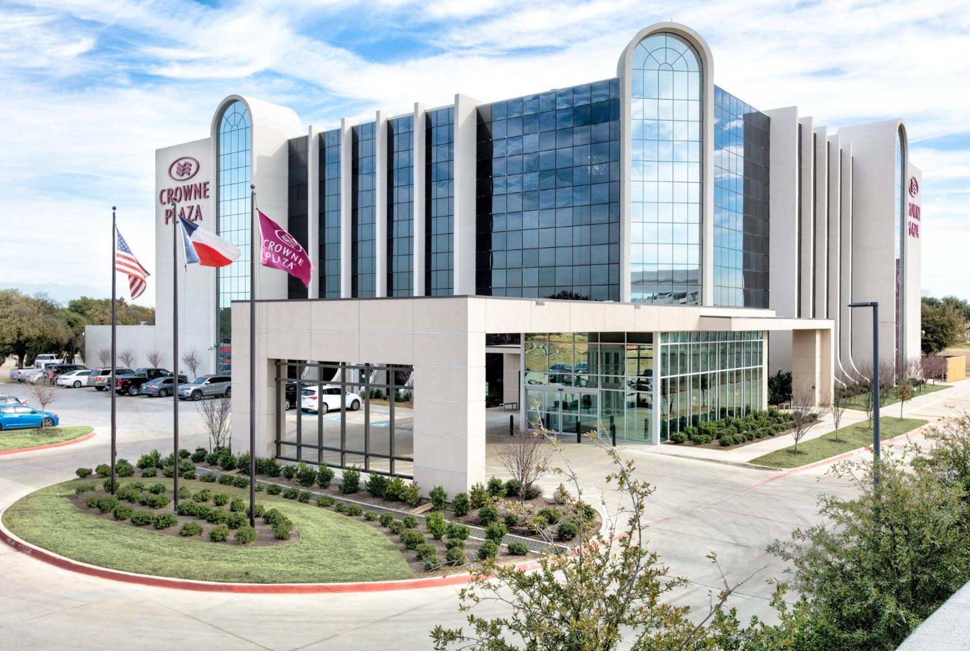 Crowne Plaza Suites Arlington, An Ihg Hotel Exterior photo